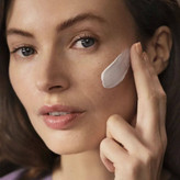 کرم روز لیفتینگ Royal Velvet اوریفلیم SPF20 – کرم ضد چروک ۴۰+ در بستهبندی شیشهای با عصاره زنبق